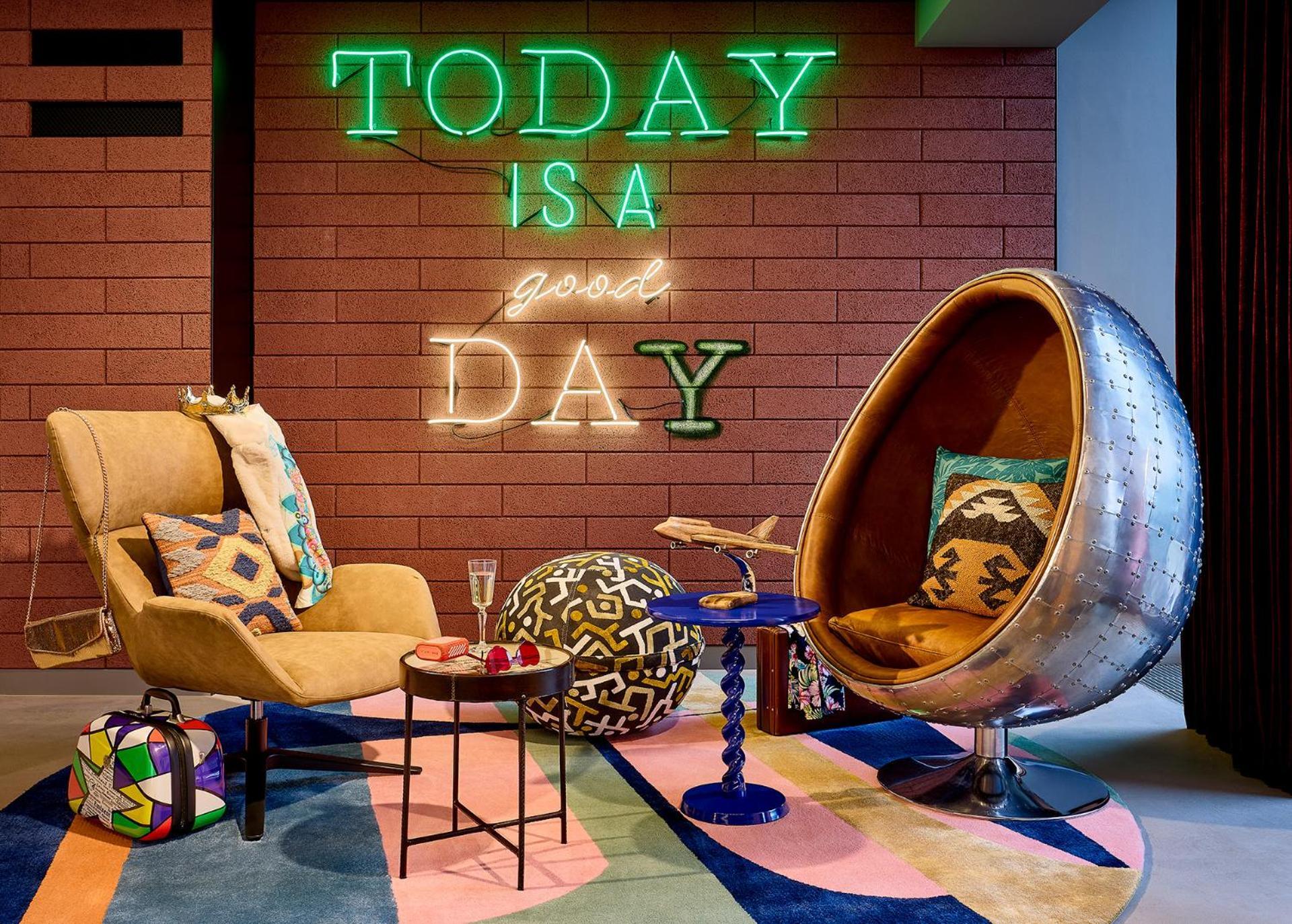 Hotel Moxy Luxembourg Airport Niederanven Exterior foto