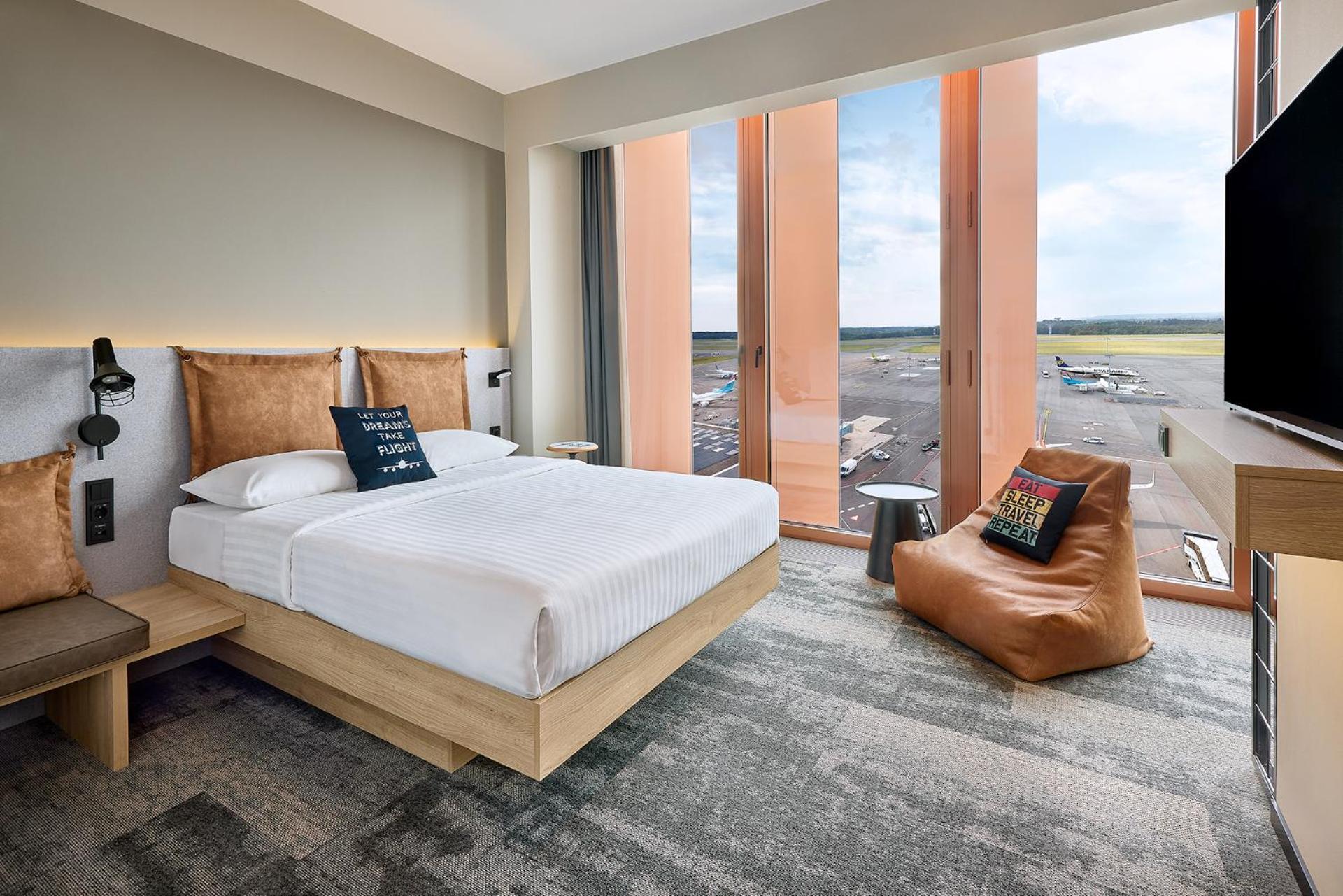 Hotel Moxy Luxembourg Airport Niederanven Exterior foto