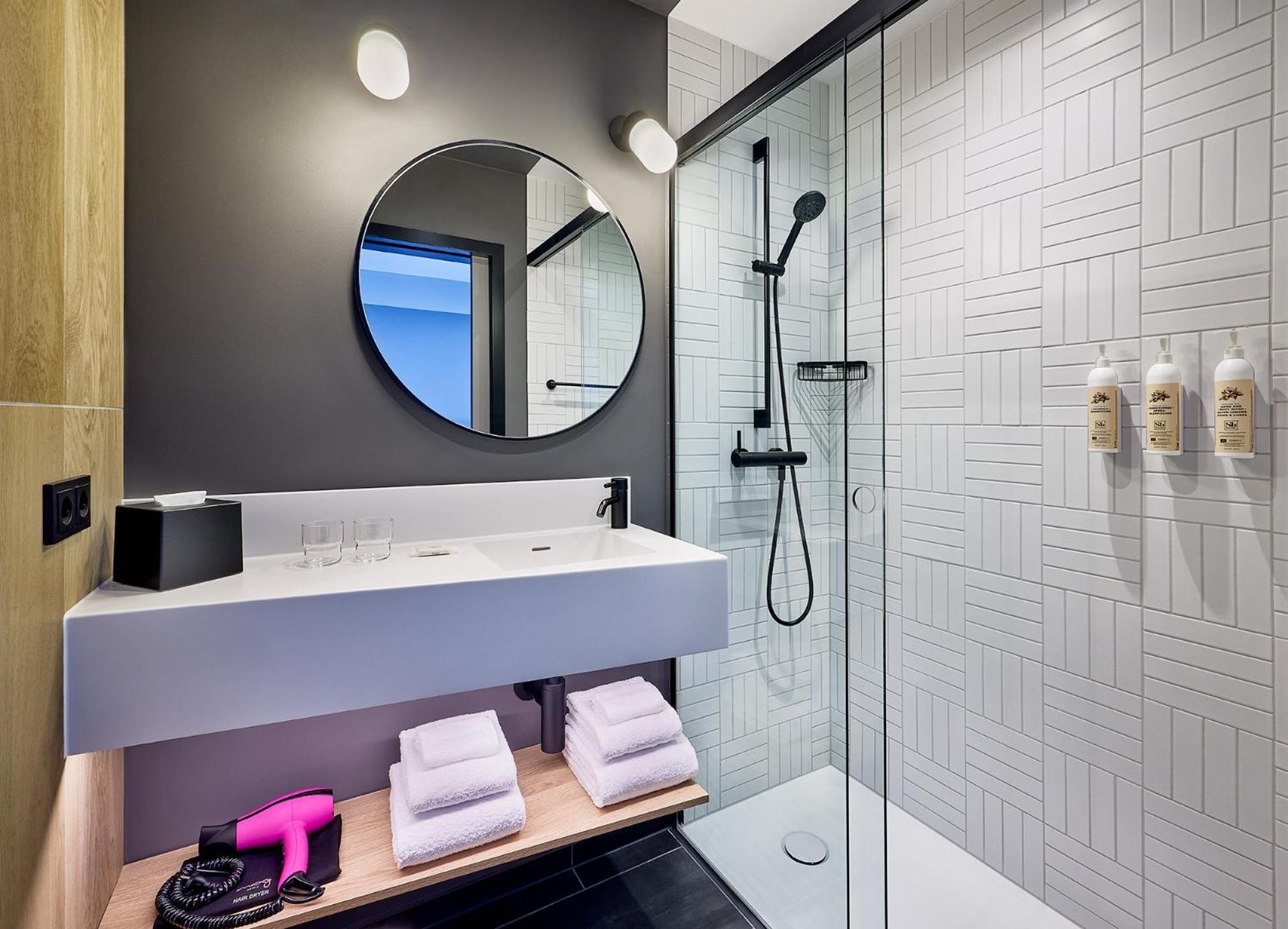 Hotel Moxy Luxembourg Airport Niederanven Exterior foto