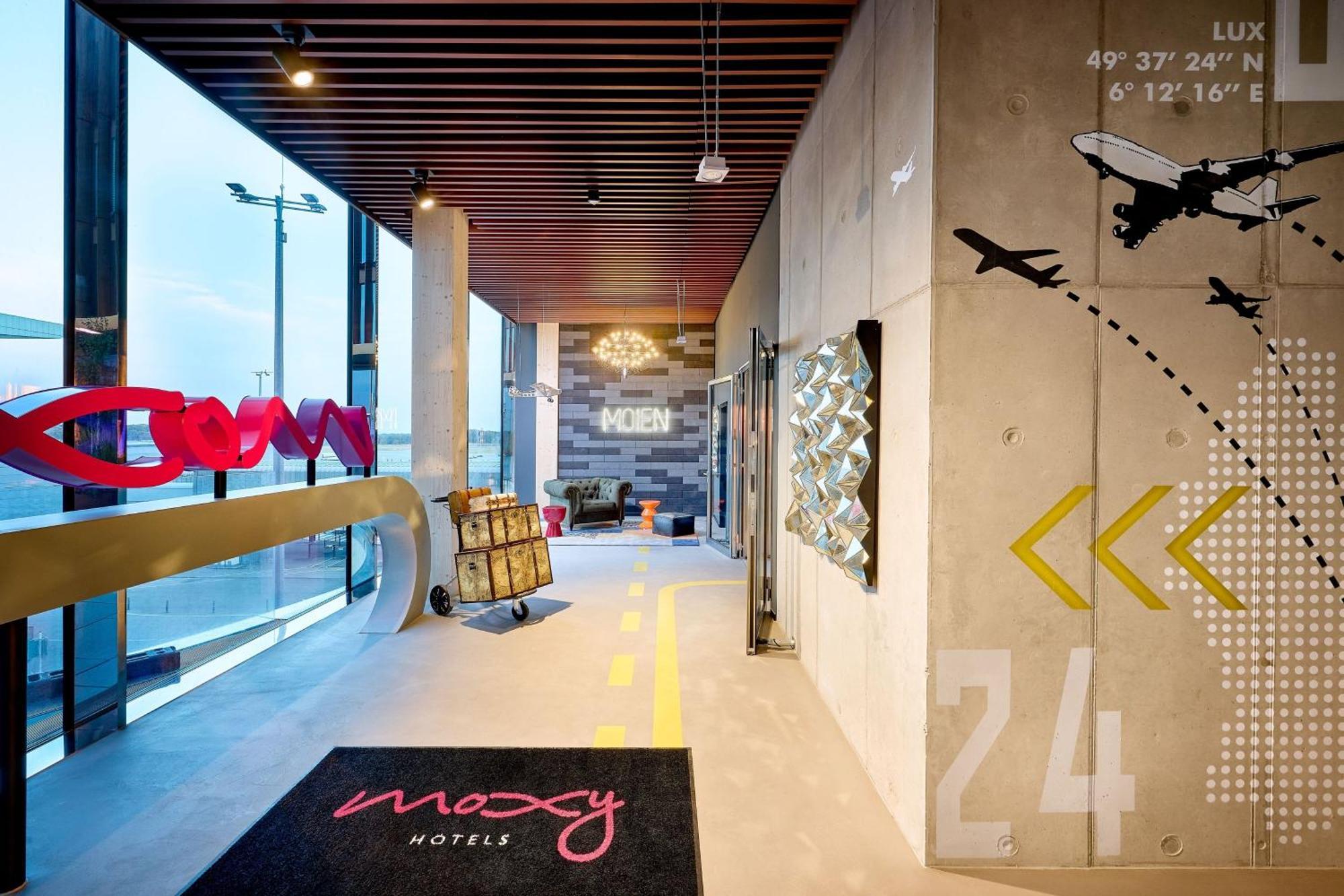 Hotel Moxy Luxembourg Airport Niederanven Exterior foto