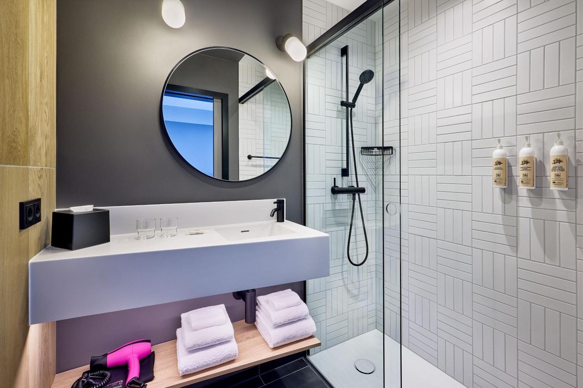 Hotel Moxy Luxembourg Airport Niederanven Exterior foto